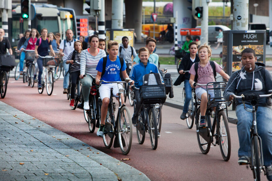 Schoolkinderen op fiets